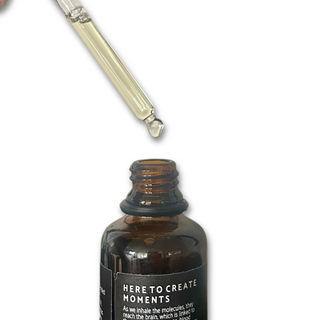 Using LÖYLY essential oil in a sauna bucket – 3–5 drops blended for aromatic steam